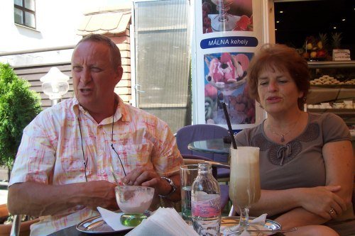 Sandra en Floor op het terras bij de ijssalon